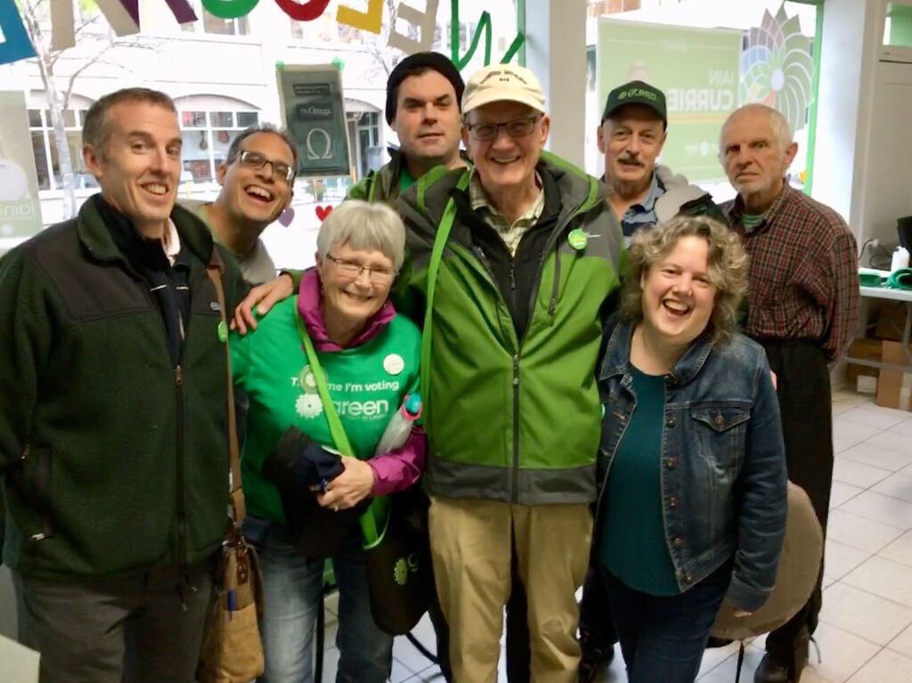 IainCurrie4MP's tweet photo. Here’s a picture of our very last #kamloops Thomspn-Cariboo #elxn43 @CanadianGreens canvas team that went out today. Thank you to all the great canvassers &amp; thank you to 1000’s who welcomed us at the doors we knocked on #GPC https://t.co/hG42kM6MFe