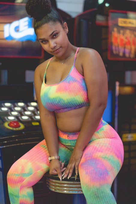 Watch little miss make it happen 💕🫧's leaked NSFW photo on TwXstars