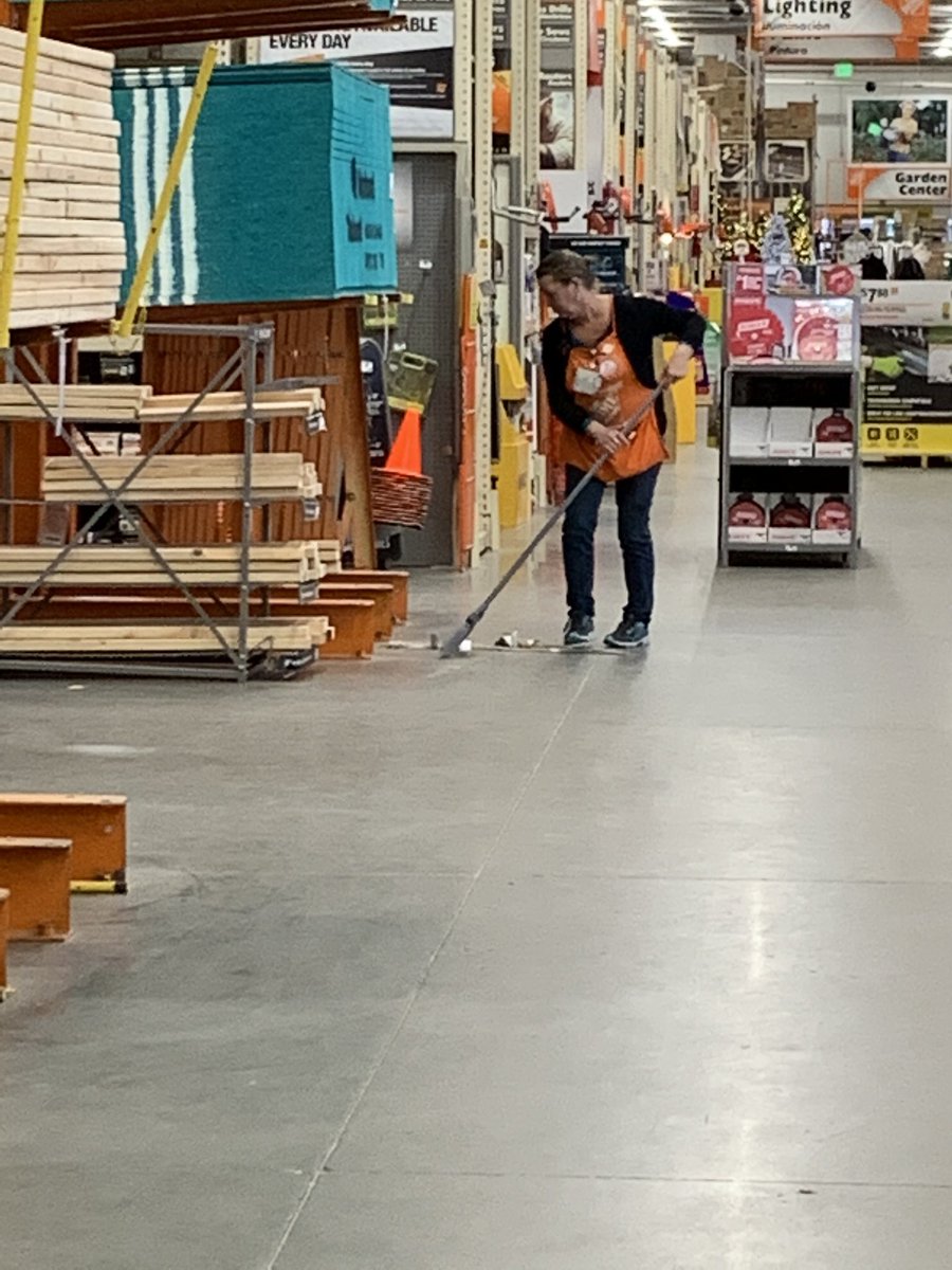 jessie25's tweet photo. Head Cashier CJ prepping the cantilever for the pack down! Way to keep it Safe! #worksafe #cleanissafe https://t.co/fuTvVCm2po