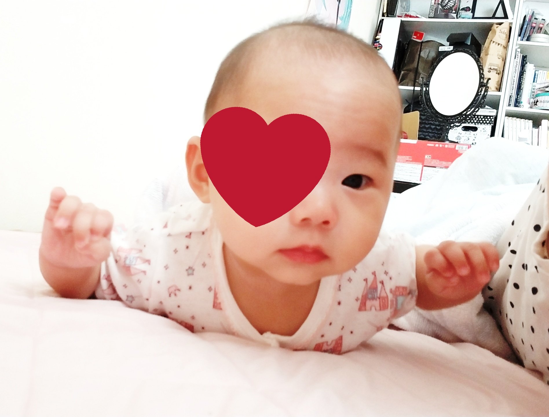 みん 2y0m娘 妊娠 育児漫画日記 19 9 12 なんなの この可愛すぎるポーズは 赤ちゃんらしさが溢れてる 育児漫画 育児日記 生後5ヶ月 赤ちゃん 赤ちゃんのいる生活 飛行機 うつ伏せ 成長 育児あるある ママ垢