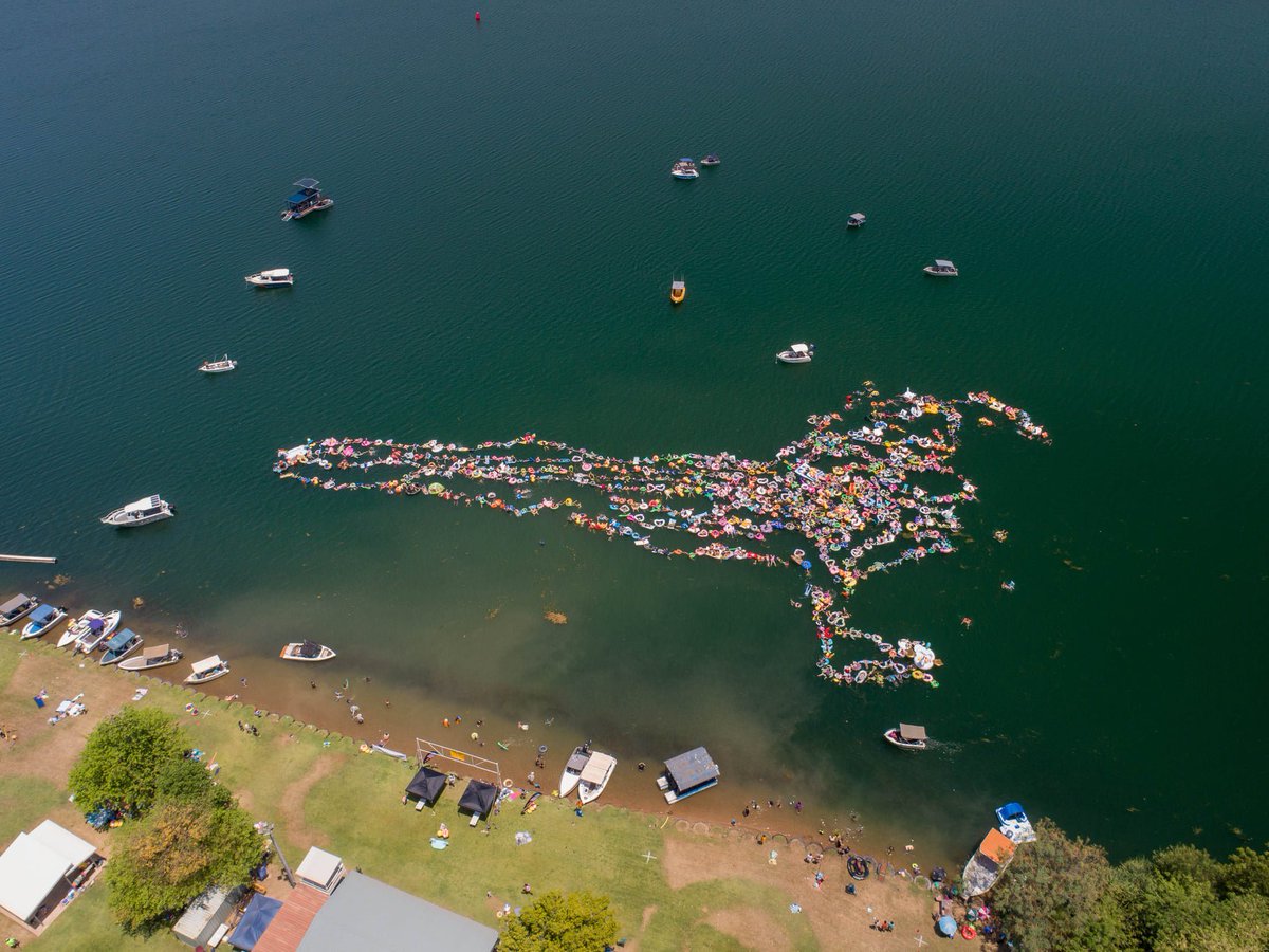 It was an extremely hot weekend across northern Australia... in Kununurra the town got together to break a world record for the longest line of inflatables (they made it past 500m)!! 

BE👏👏MORE👏👏LIKE👏👏KUNUNURRA