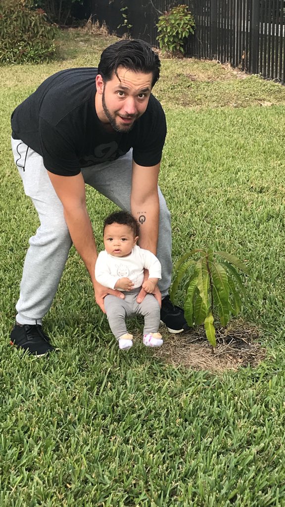 alexisohanian's tweet photo. Our little 🥭 is growing up so fast. Every year a photo. Grateful I could be there for your first months with us, @olympiaohanian.

On my way to DC to make sure every American has the same opportunity for #paidfamilyleave. https://t.co/UWDTQd19rq