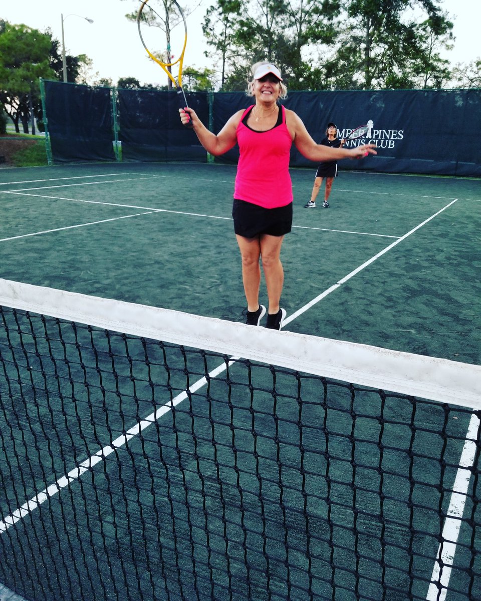 Ritaferdi's tweet photo. Monday night Tennis! #tennisdoubles #Tenniscoaching #tennisinstructor #tennisinstruction https://t.co/VyT96FgEL9
