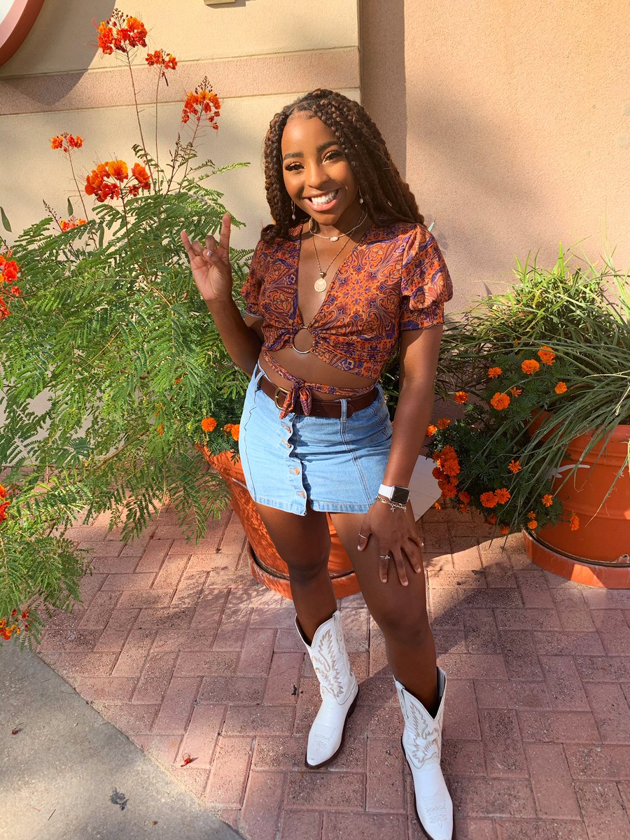 tobisphillips's tweet photo. glowin’ burnt orange 7 days a week, twice on Saturdays #hookem https://t.co/EzFOikfr4B