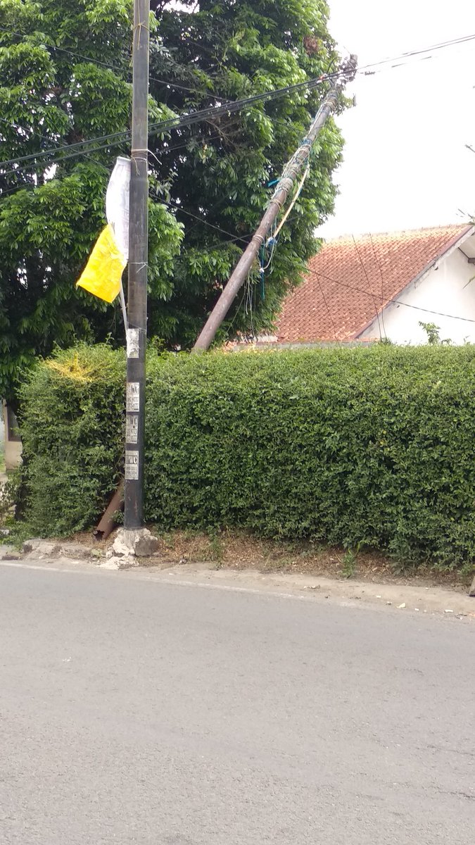 mardianayazwar's tweet photo. ini bagaimana untuk pihak @telkombandung saya sudah bikin laporan dari seminggu yg lalu tiang telp. karatan dan keropos, sekarang sudah roboh apa tidak akan ada tindak lanjut, robohnya ke arah rumah dgn kabel yg menjuntai kebawah, jadi sangat mengganggu   @infobdg https://t.co/SWvN8NFxbE