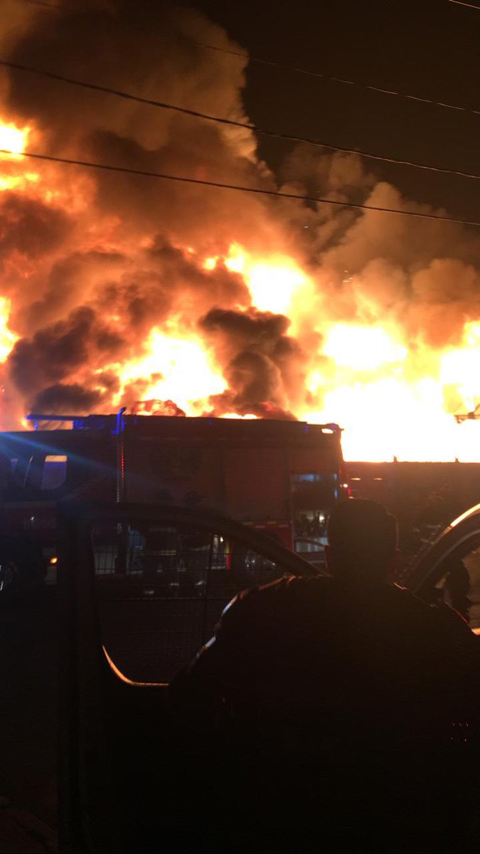 ESR_Informa's tweet photo. 🔴Alarma de incendio en #Rancagua corresponde a supermercado Mayorista lado de Sodimac Constructor https://t.co/AwHZDiXLfC