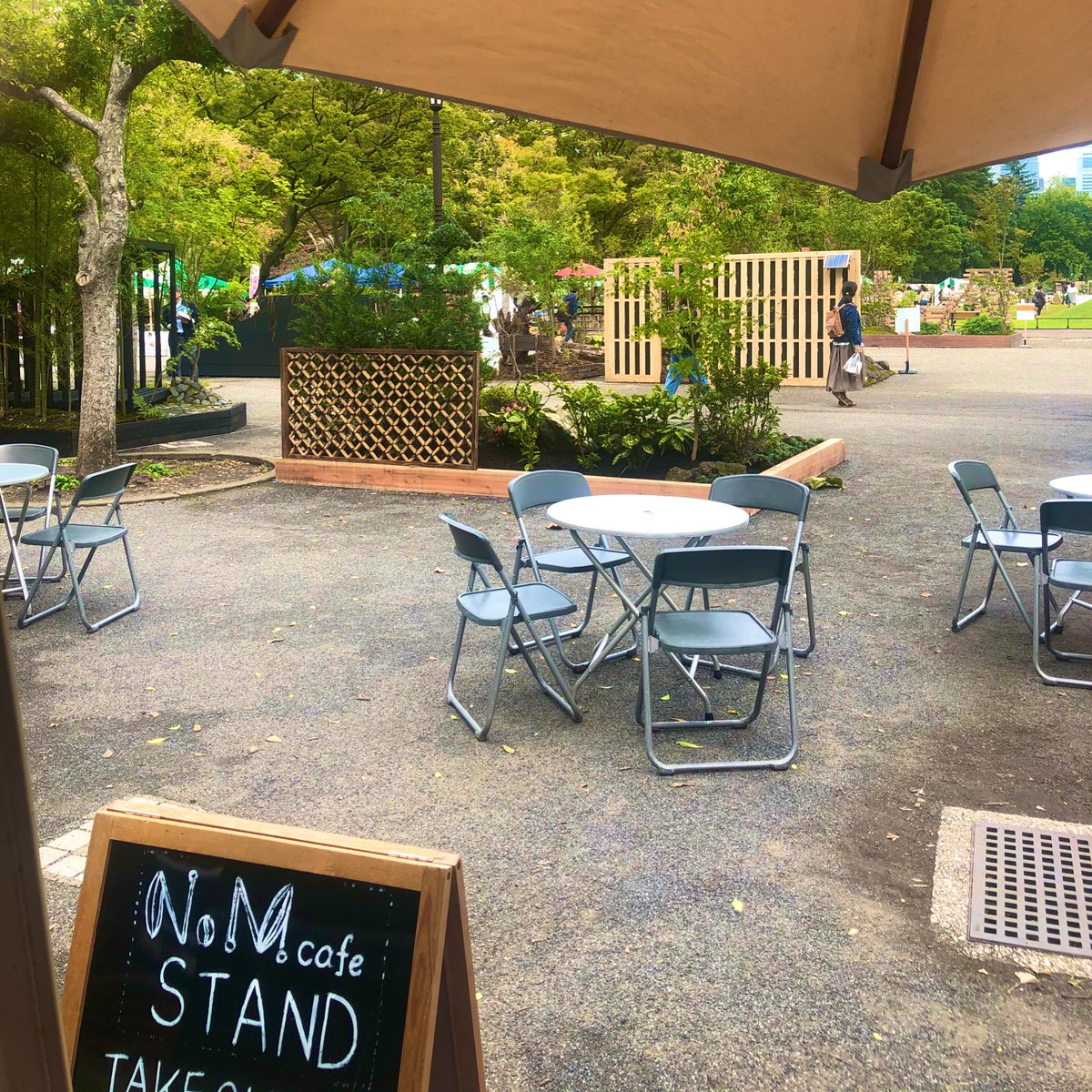 こんにちは🌞NoMcafeです☕️
本日月曜日は日比谷ガーデニングショー3日目です💐
過ごしやすいお天気になりましたね🌿
是非様々なガーデニングや植木、秋のバラをお楽しみ頂きながら爽やかな日比谷公園でお茶やランチの時間を楽しんで頂けたら嬉しいです☕️✨
日比谷公会堂の前で16時半まで営業しています
