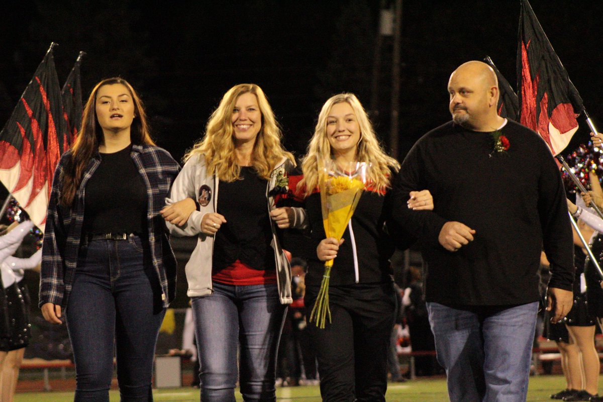 efhs_media's tweet image. SENIOR SPOTLIGHT: Congratulations to our very own staff member, Sam Large, on her senior night! We love you!