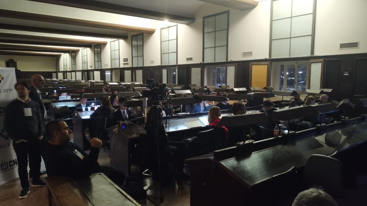 Los medios cubriendo el #DebateAr2019 en la sala de prensa