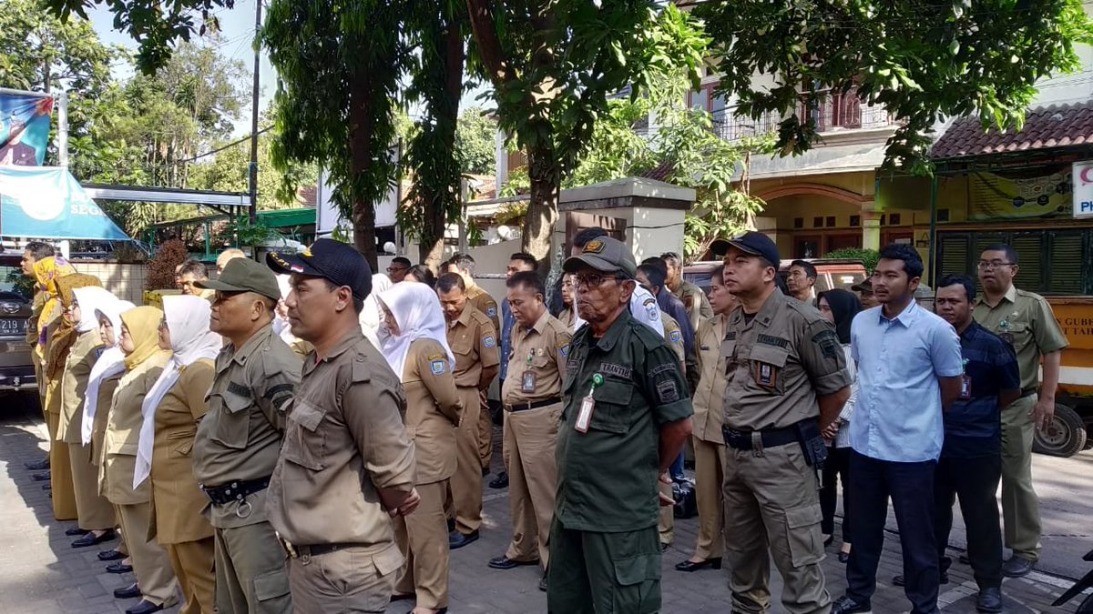 KecBankul's tweet photo. Giat Apel pagi dihalaman kecamatan bandung kulon
21.10.2019 https://t.co/OEgel22Szb