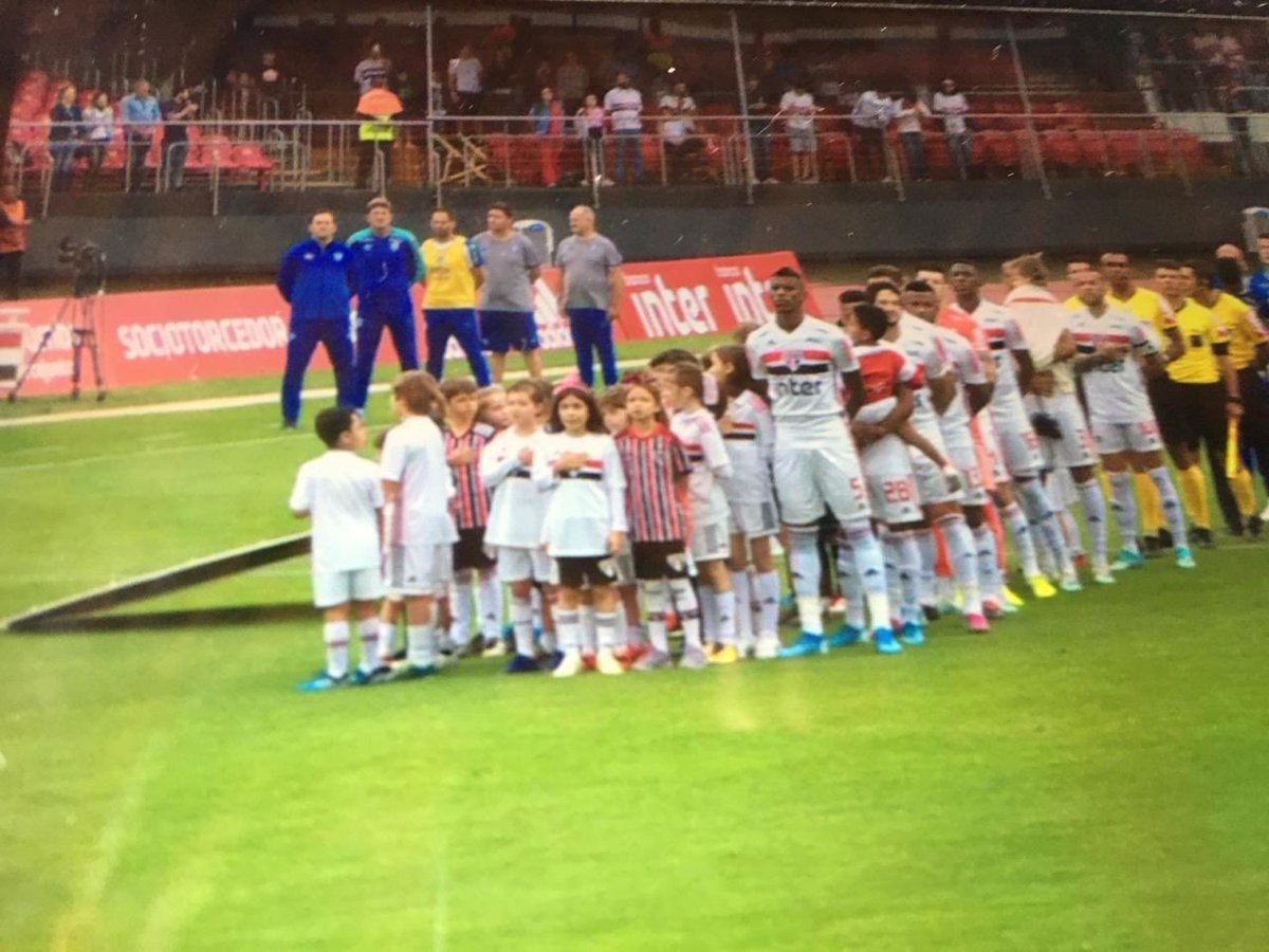 lpuig8's tweet photo. Carol entrou em campo com o Arboleda hoje. Será que deu sorte ? https://t.co/qNIk0scEQG