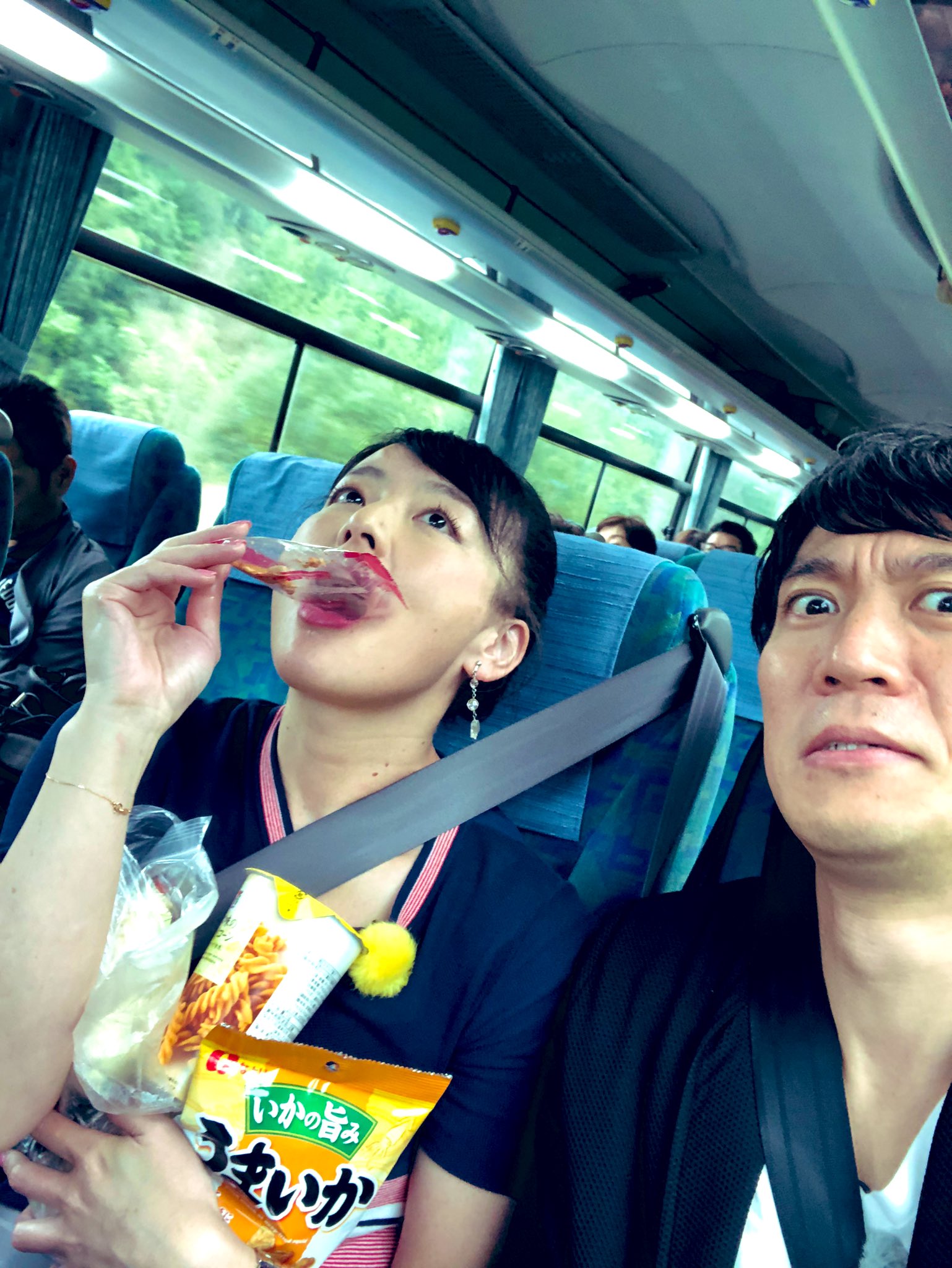 秀光 Shuko ツアー客のみなさんから 腹ペコ小沼さん 朝食は酢豚とちらし寿司と豚汁を完食してきた におやつの差し入れが続々と これから松茸と国産牛の食べ放題なのに 柿ピー流し込んでる バケモン そこ知り 底無し 柿ピーは飲み物 小沼