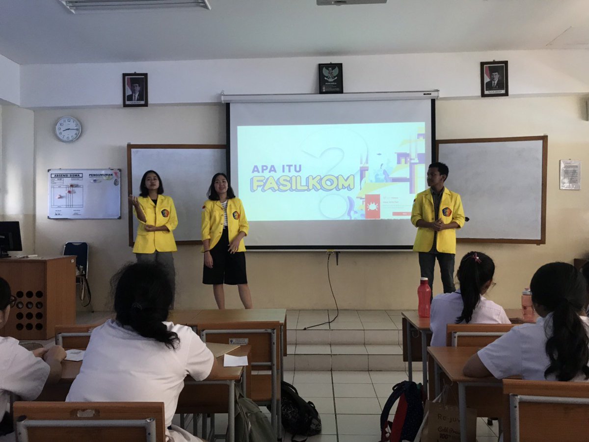OHFasilkom's tweet photo. [LIVE REPORT📸]
Tim kami sedang mengunjungi SMA Tarakanita 1, nih! Sampai ketemu di tanggal 2 November 2019 nanti, ya!!👋🏻
#DiveIntoIT https://t.co/oIUkC37KBx