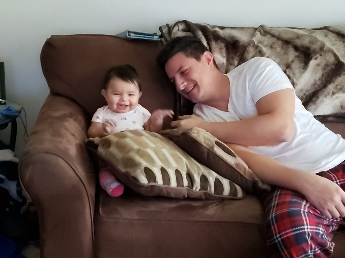 gloryrojas13's tweet photo. Coming home and the visit thing I see when I open the door is priceless 👨‍👩‍👧👸💞🙌 https://t.co/nYIXGomSKF