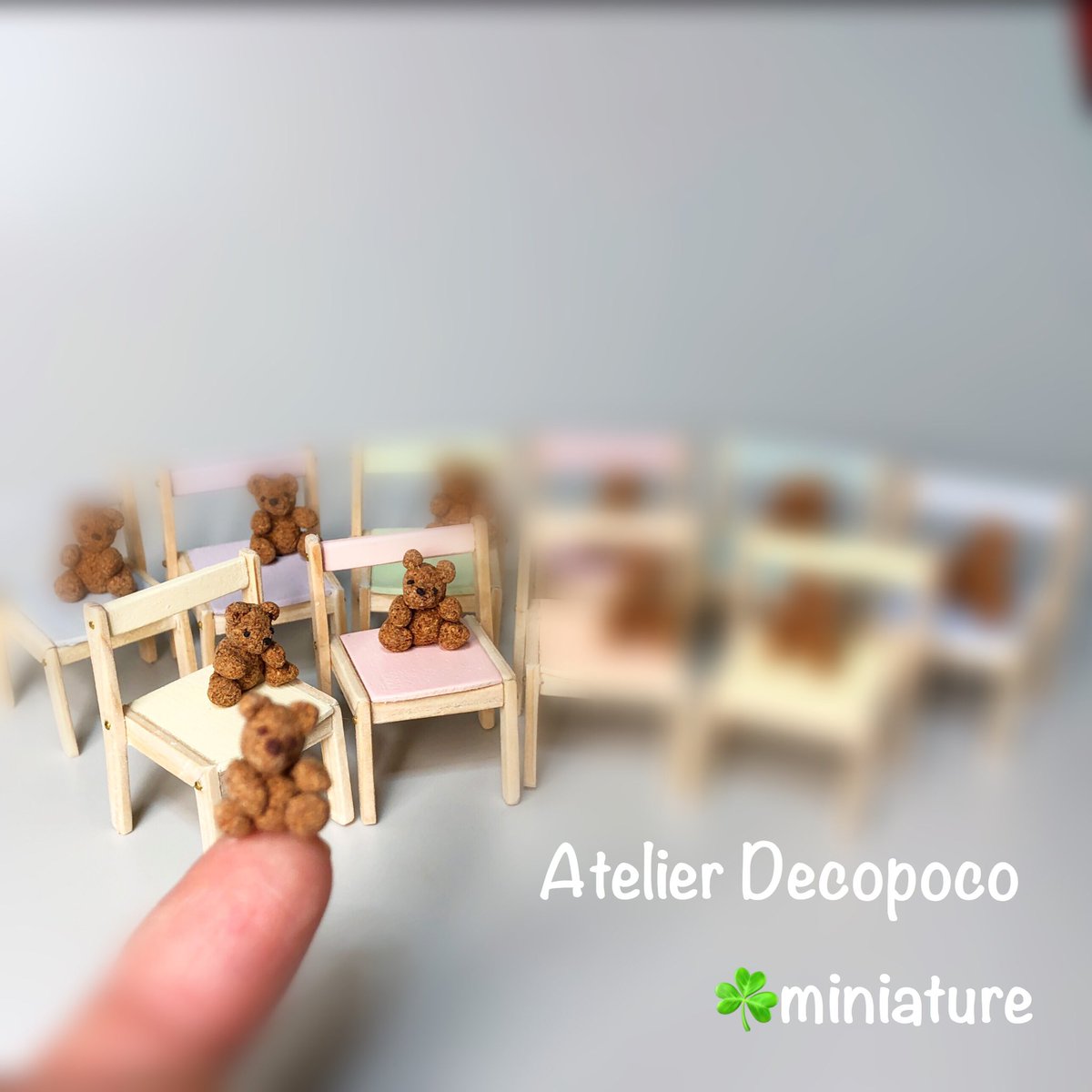AtelierDecopoco's tweet photo. クマちゃんを作りました。

今年はクマちゃんケーキではなくて、子ども椅子に乗せて販売します。

１つずつ作ったので、みんな表情や仕草が違います。
ちょっとおへちゃの子もいるけど、そこはご愛嬌ということで・・・。

#ミニチュアアート展2019 #ミニチュアテディベア　#子供椅子 https://t.co/NYr3YAs6k6
