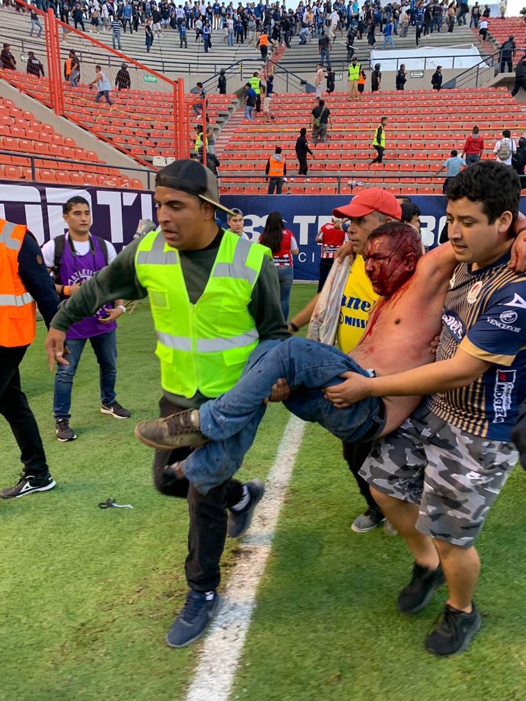 SanCadilla's tweet photo. Los hechos violentos que mancharon hoy a la @LigaBBVAMX no fueron hechos fortuitos; las tribunas del Estadio Alfonso Lastras se mancharon de sangre y pánico con un saldo de al menos 33 heridos. Pero abro este hilo para contarles todo lo que realmente ocurrió... https://t.co/g6fDLC9JDW