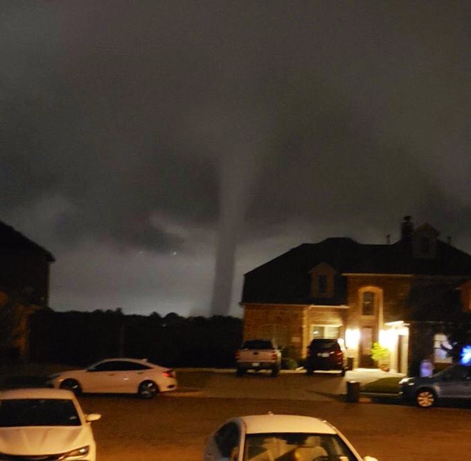 Дом выдержал торнадо фото. Смерчи и торнадо. Штат канзас природа торнадо. Торнадо в далласе. Торнадо в техасе 22.