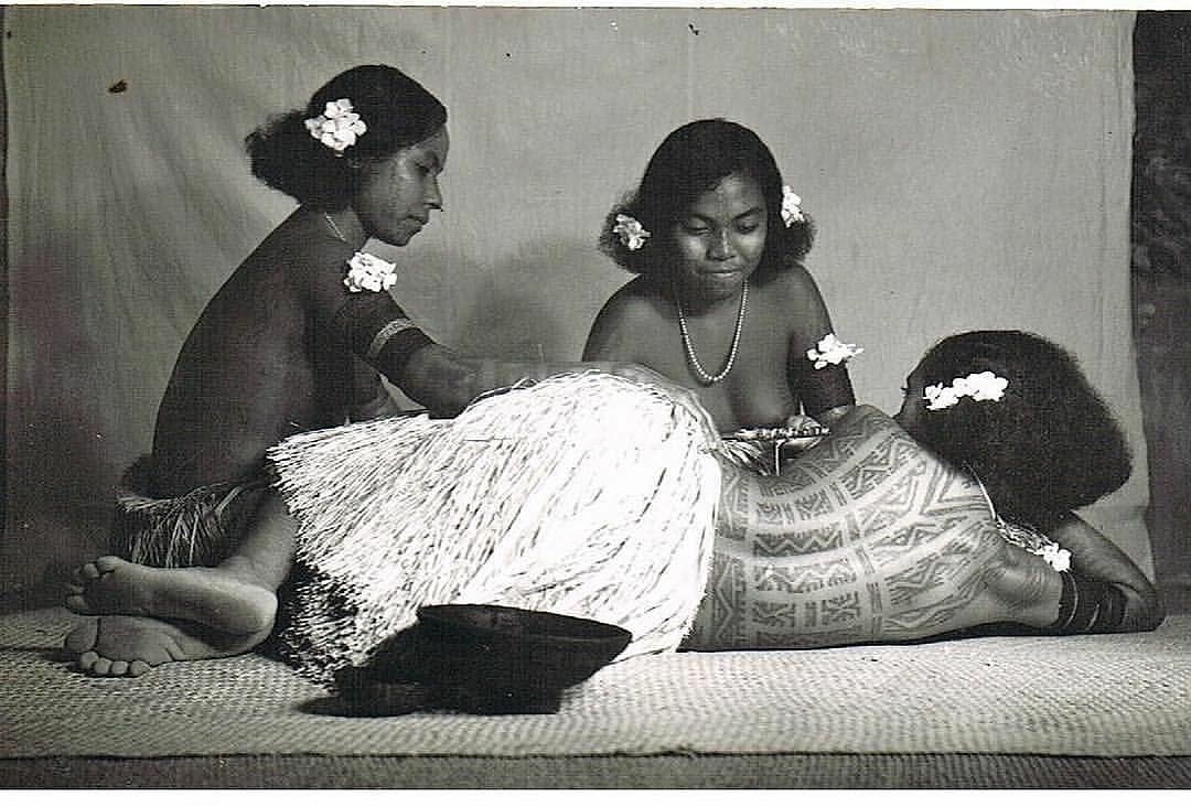 pasifikawave's tweet image. Our next PasifikaWave pop-up documents the sacred tatau practise of the Papuan Tep Tok, Moko Kauae, Fijian Veiqia &amp;amp; the Malu. Details dropping soon. 
Image via @teptok.
📷 Pacific Art Gallery circa 1940/1950, Papua New Guinea.