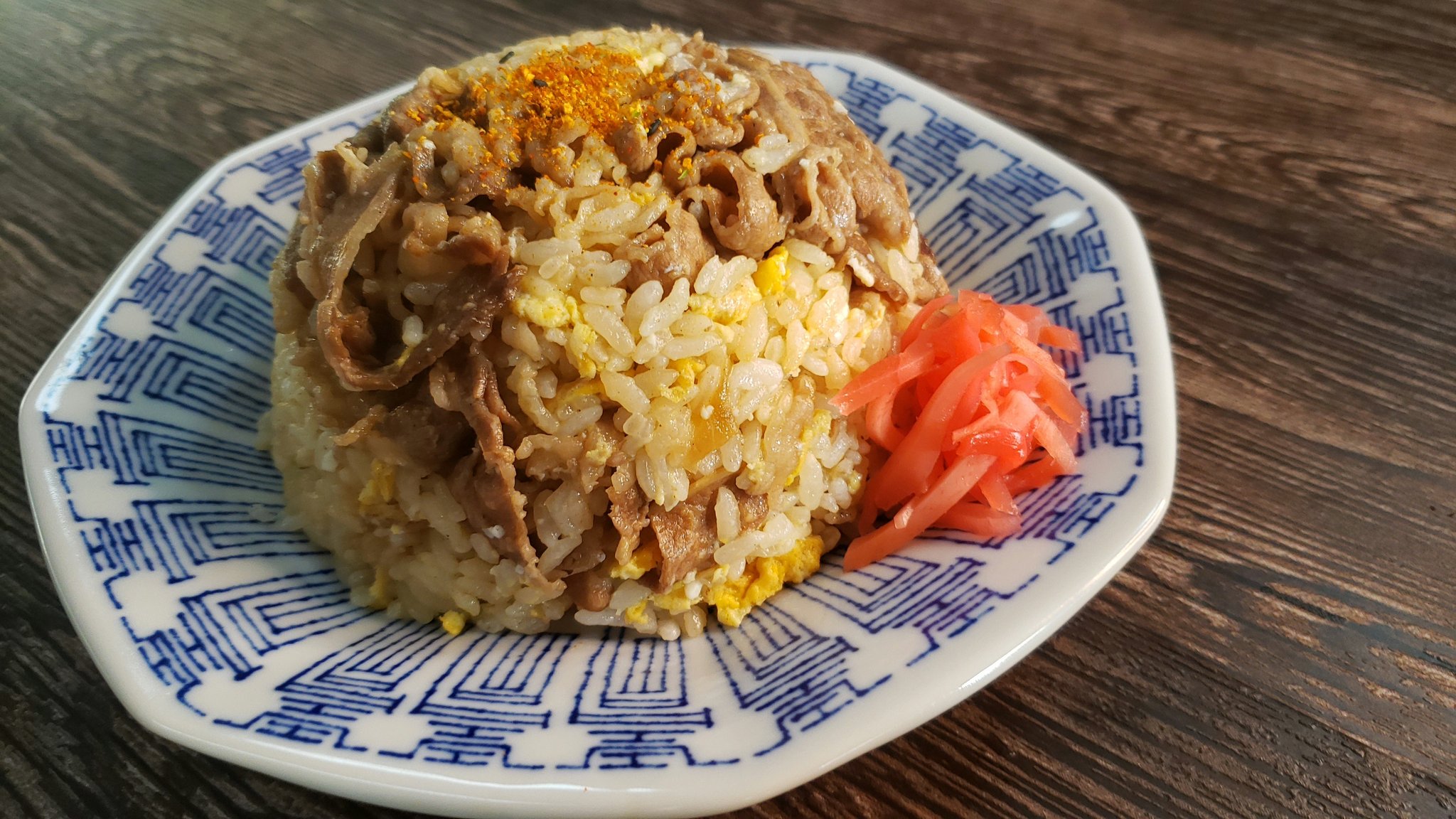 Twitter 上的 リュウジ 料理のおにいさんバズレシピ 吉野家の牛丼は冷めてもギョクとチャーハンにするとマジで旨いです 焼き牛丼 熱した油に軽く溶いたギョクを入れ牛丼入れて炒めるだけ 濃い目が好きな方はめんつゆ少々入れると味がしまる なぜ今までやらなかった