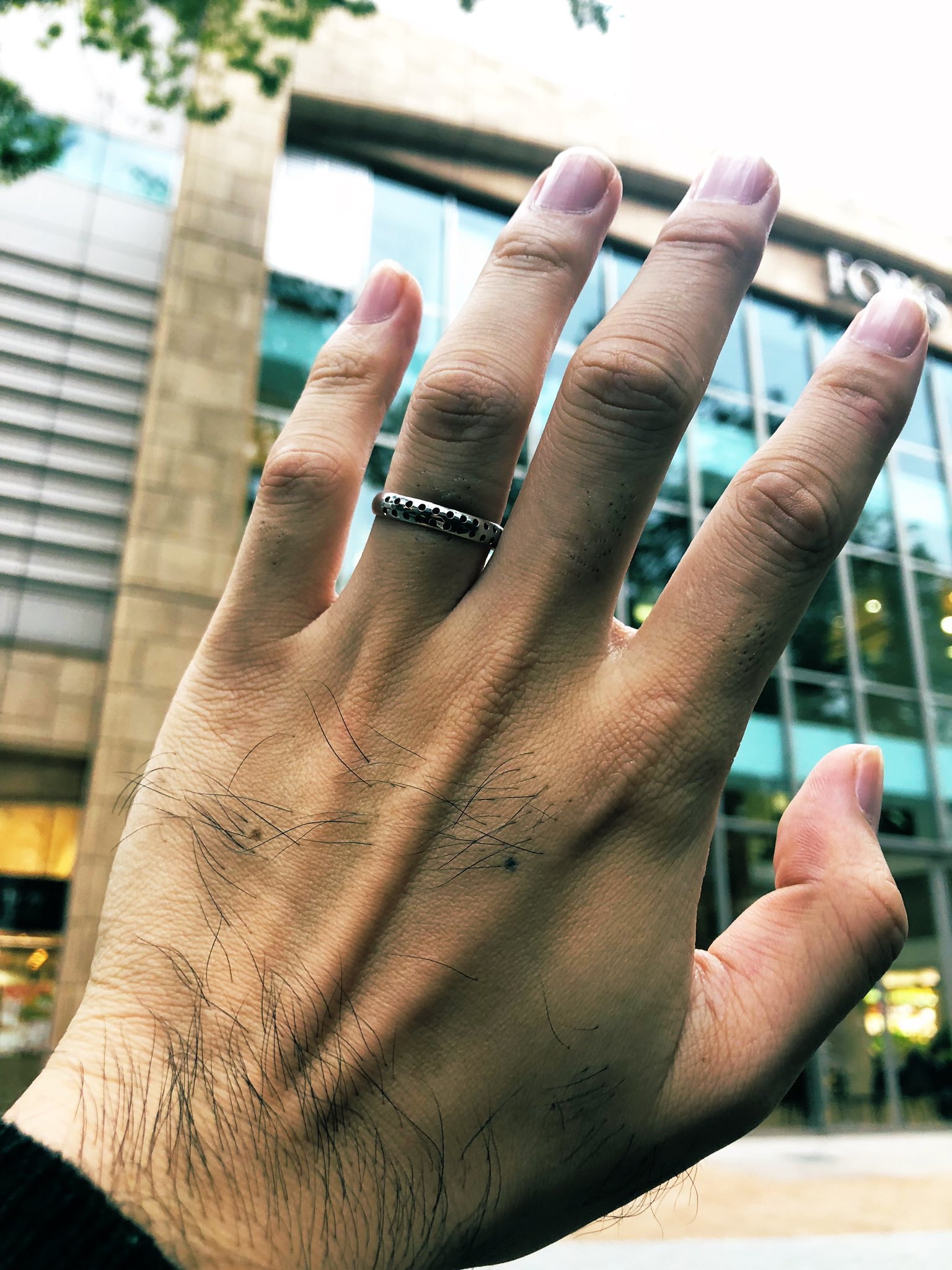 結婚してないけど指輪をはめて 架空の妻子を待ち受けにして生活するの面白いな 本当に自分が結婚してる気がして 自信が湧いてくる 話題の画像がわかるサイト