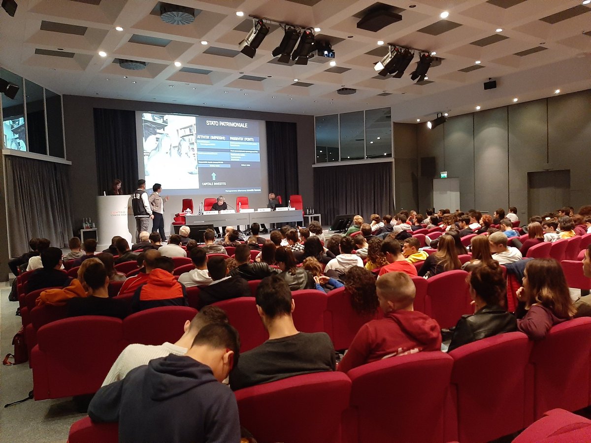 UITORINO's tweet photo. Focus sulla gestione finanziaria di un'azienda: conto economico, project management, analisi di business. Ultima sessione di lavoro per @GGI_Torino,Uff.Scuola e Gruppo Dirigenti Fiat per l'Alternanza Scuola Lavoro con 9 scuole di Torino riuniti per #Schoolfactory | #uisocial https://t.co/lBpk1DPNNI