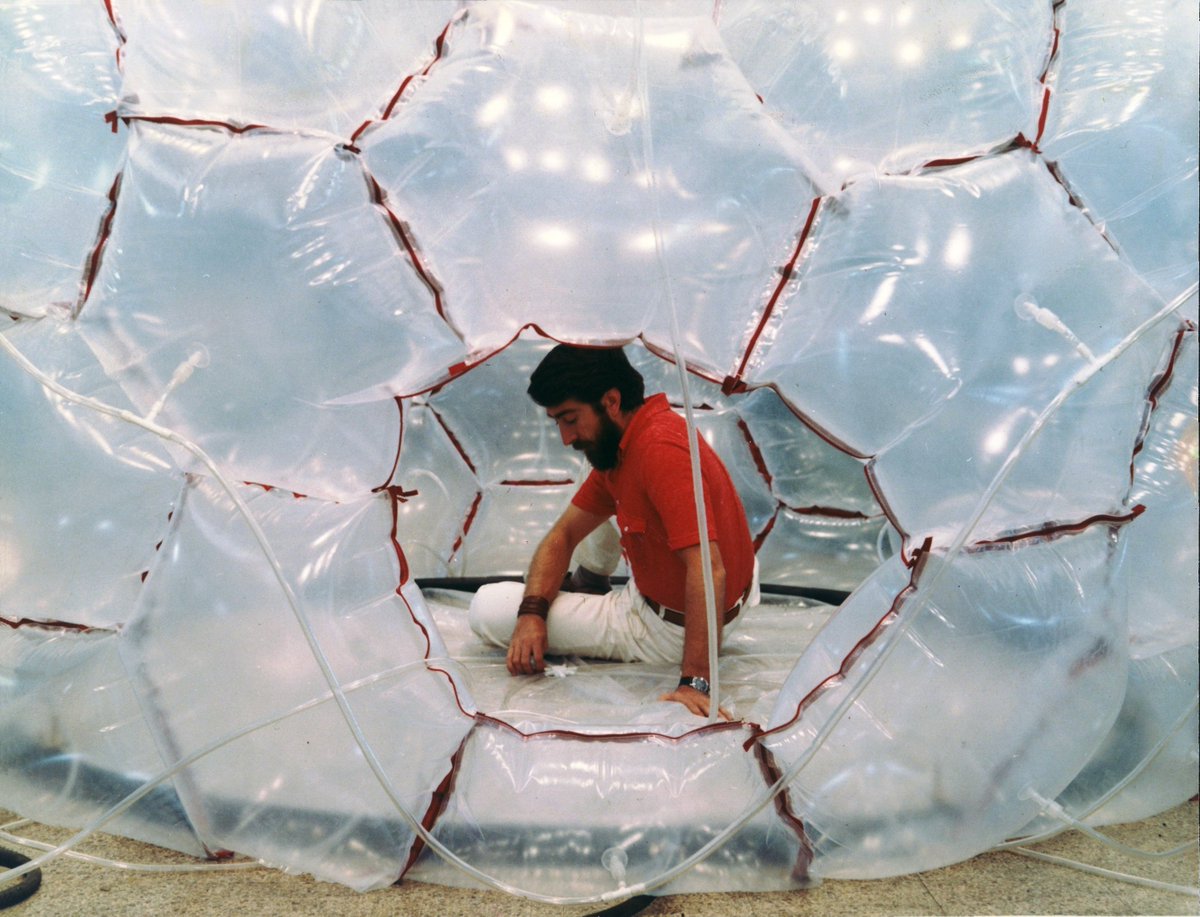 musacmuseo's tweet image. Releyendo a #PradaPoole como precursor de la sostenibilidad en la #arquitectura. Mañana a las 19h. visita a la exposición "La arquitectura perecedera de las pompas de jabón" con los arquitectos @ItziarQuiros y Pablo López Presa. Gratuita musac.es/#programacion/…