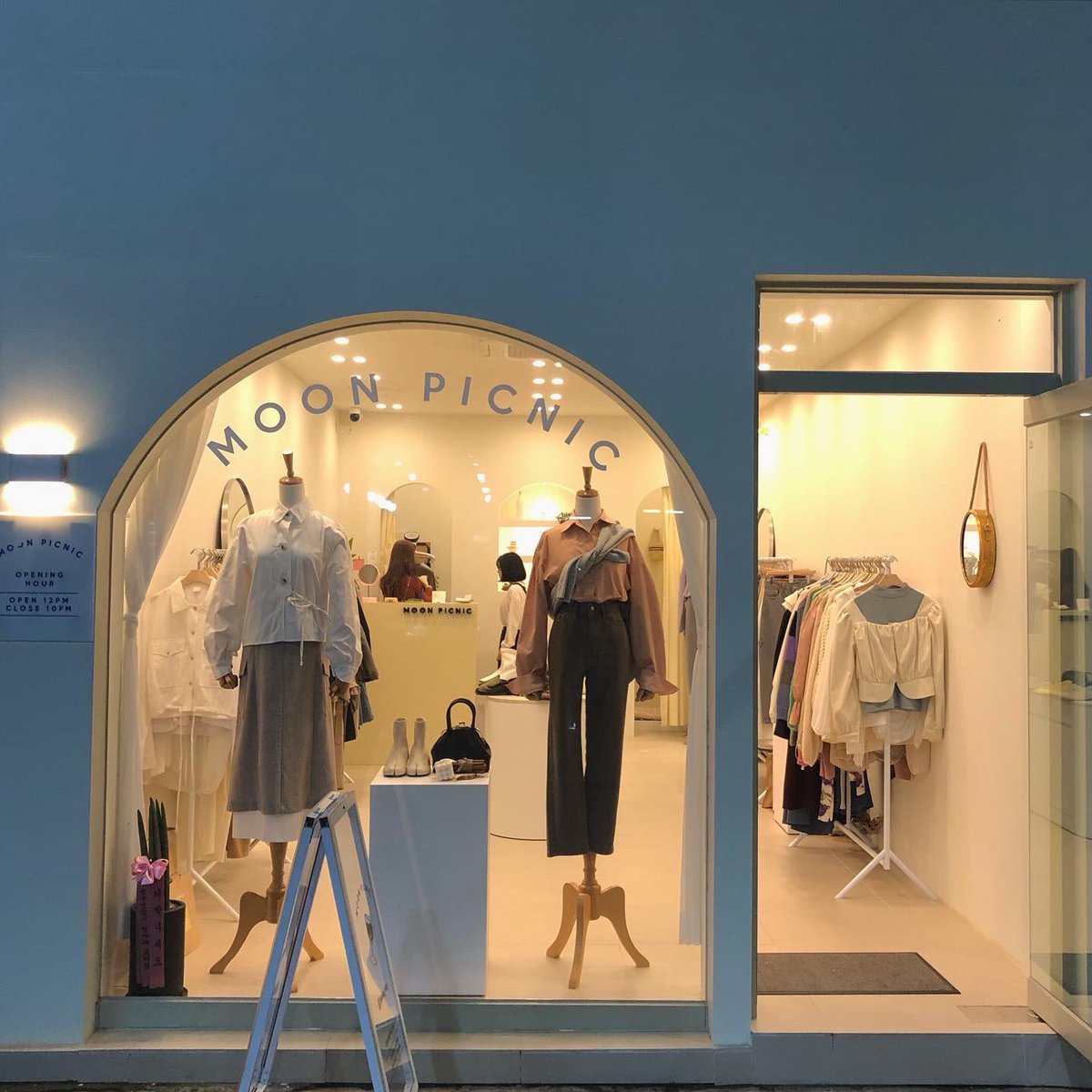 𝑀𝑎𝑦𝑎𝑛 大邱の服屋さんの 外観が可愛すぎる件について いやいや もうさ ディスプレイがツボすぎる ソウル よりもめっちゃ買い物しやすいし 店員さんめっちゃフレンドリーやし めちゃめちゃ優しいし 大阪かな って まぢて あぁ大邱またすぐ