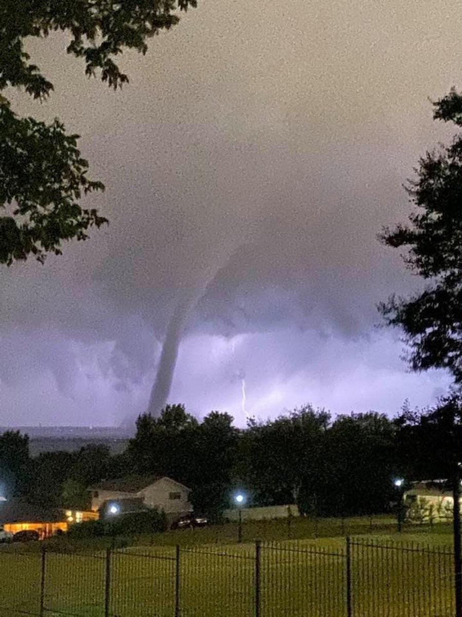 WeatherKannon's tweet image. Wow! Some phenomenal and photogenic shots of this tornado! Credit: @pktfulloshells @ZachHolderWx #Dallas #Texas #Dallastornado #Texastornado #Tornado #Severeweather