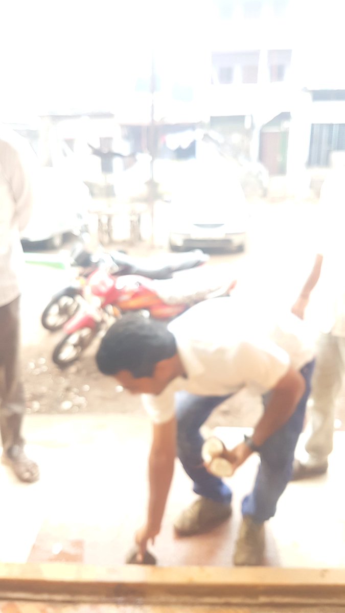 B_BRajput's tweet image. #Jaykumarrawal पुन्हा आमदार व्हावे यासाठी थेठ मतदान केंद्रावर विजयाचा नारळ फोडला व पहिले मतदान केले.
#महाराष्ट्रविधानसभानिवडणूक #RightToVote #MaharashtaElections2019 #Vidhansabha2019