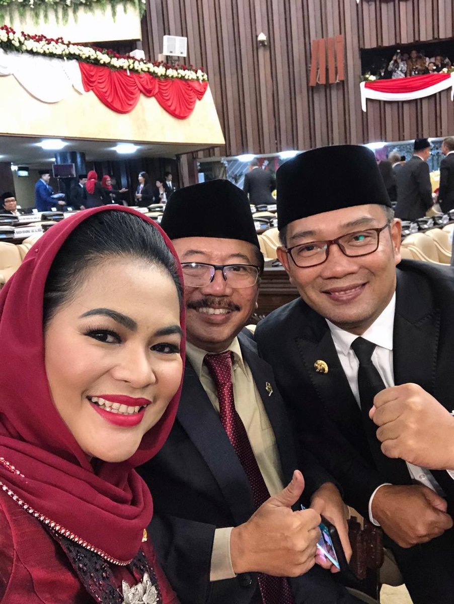 Momen bahagia di hari pelantikan Bapak <a href="/jokowi/">Joko Widodo</a> dan <a href="/kyai_maruf/">Barisan Kyai Maruf</a> , sebagai Presiden dan Wakil Presiden periode 2019-2024 kemarin di gedung Paripurna MPR RI.