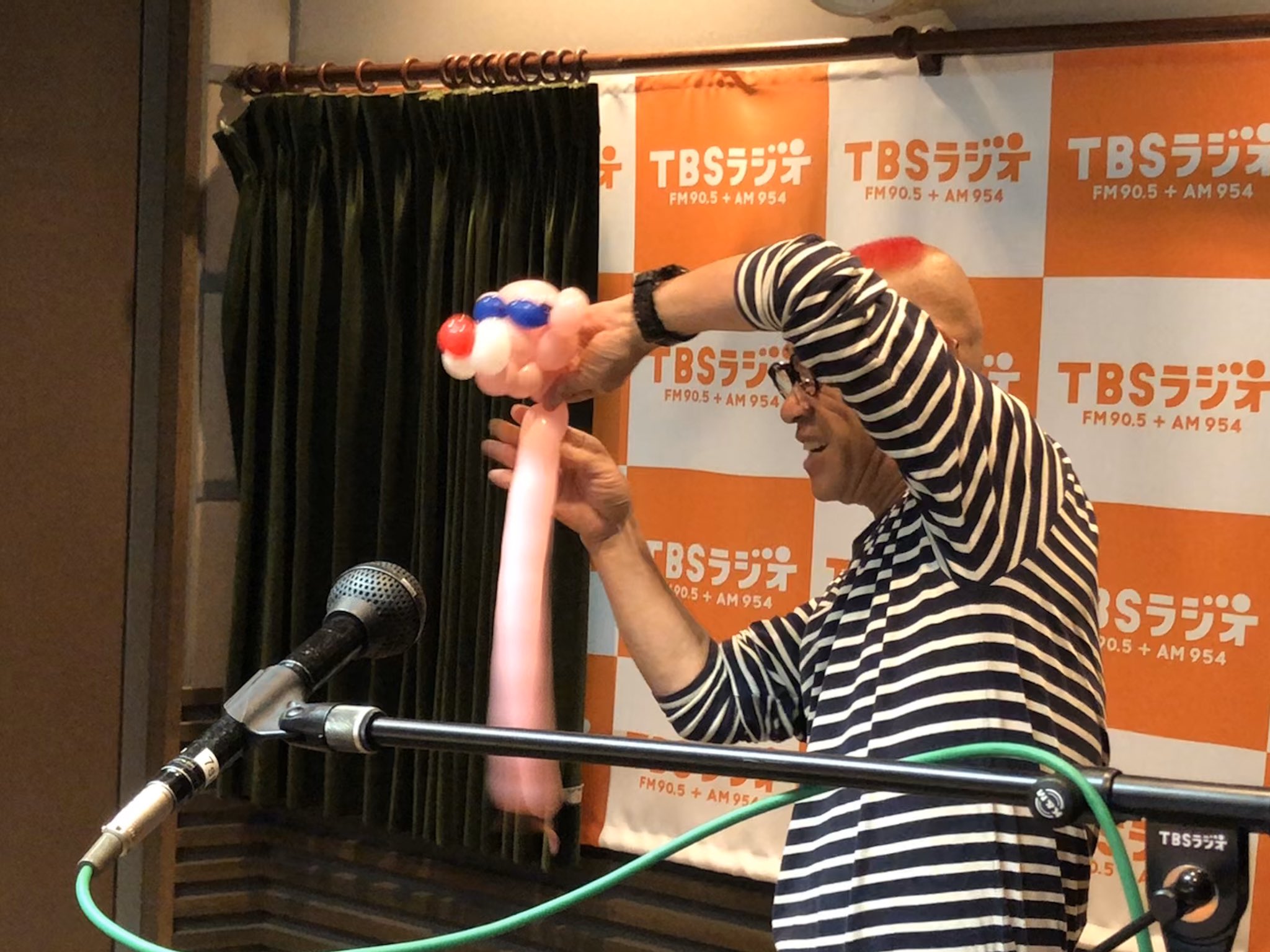 توییتر Tbsラジオ Fm90 5 Am954 در توییتر たまむすび 竹ガム調査特別編 バルーンmotoさん登場 赤江 さんと娘のピン太郎ちゃんが釘付けになったバルーンアートを披露 Tama954 赤江珠緒 カンニング竹山 スタッフ拝 T Co Wi3zltypab