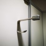 トイレのココ。どうして引っ掛けるフックが二段になっているのか知らない方も増えてきた様子。
