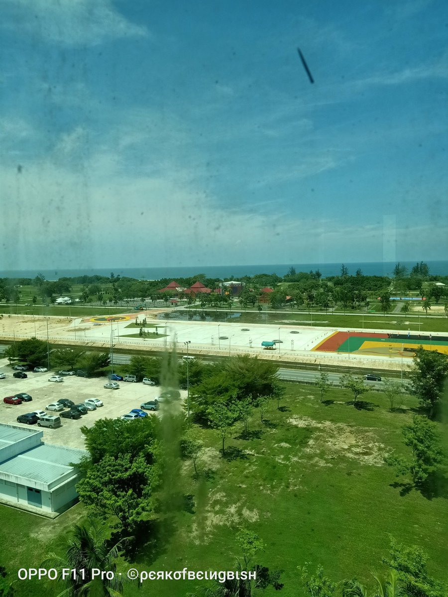meeysars's tweet photo. 8 floors above RoomZ hotel and found out the view is so stunning! 😍 https://t.co/Xr1SKVRMJJ