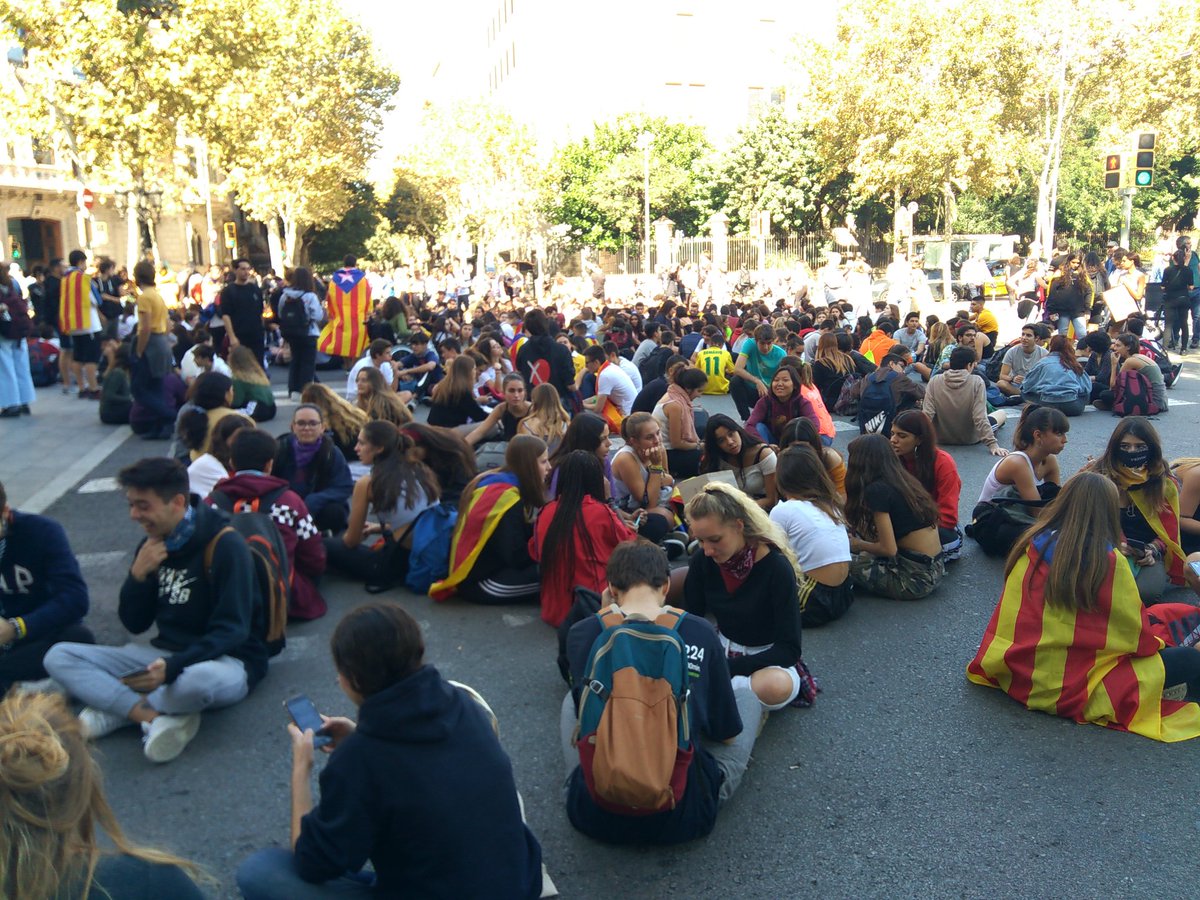 ANC_Bombers's tweet image. A tothom que dieu al jovent que no afluixi i es continuï mobilitzant: la millor manera és estar al seu costat. No els deixem sols als carrers. Aquesta és una lluita col·lectiva de tot un poble, no només dels joves. 
Prediqueu amb l'exemple i sortiu al carrer!