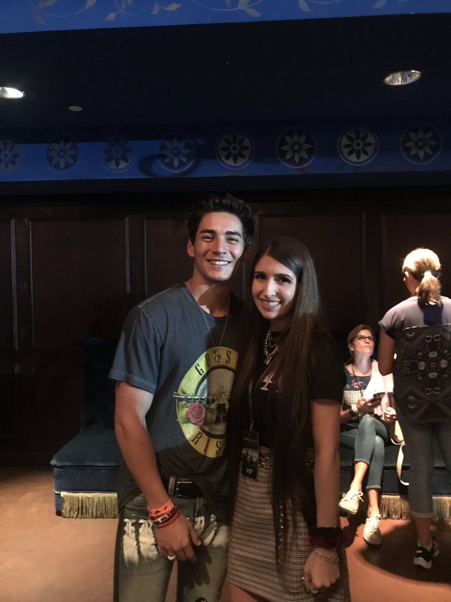 2IQUESTIONS's tweet photo. @chanceperez 2 years difference. at least I don’t look ugly anymore lmao. you did so great tonight. thanks for joking and messing around w me during the show tonight. it was fun 🥰 https://t.co/GHh4rt8AnO
