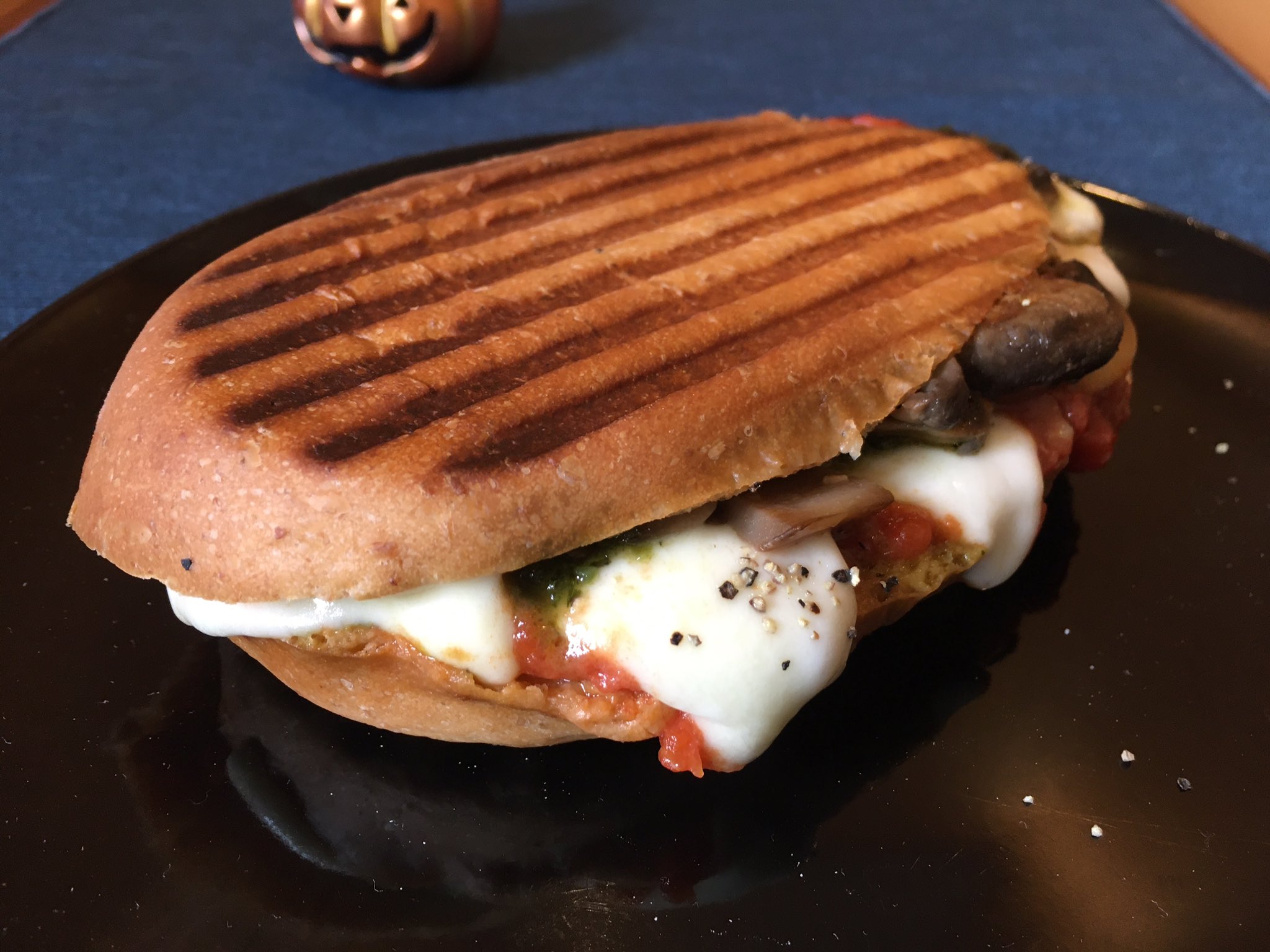 カフェ イル コルジ 土曜日のマルシェで販売したパニーニ じっくり甘味と旨味を引き出した飴色玉葱で作ったトマトソース 全粒粉を使った自家製パン モッツァレラ バジリコソース マッシュルームのパニーニ コーギー Corgi 茨城県