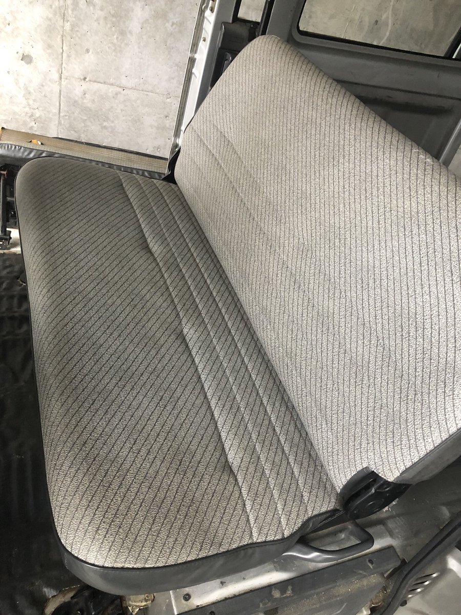 エンジンブロ男 綺麗になった 笑 これで4人乗れる 笑 あと今知ったけどこの車後ろにシートベルトないねんな 笑 エンジンブロ男 綺麗になった 笑 これで4人乗れる 笑 あと今知ったけどこの車後ろにシートベルトないねんな 笑