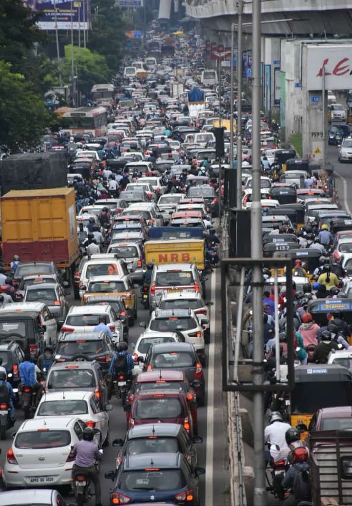 Tolivelugu's tweet photo. Secunderabad- Begumpet #Traffic! #ThisGovt🤦♀️🙏 https://t.co/RTn13aLSsY