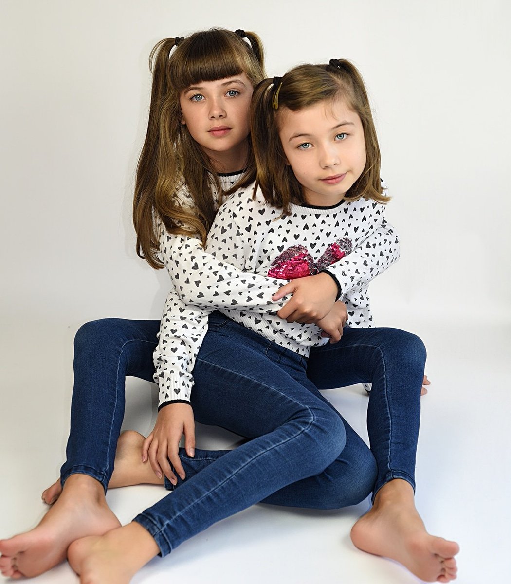 TwinsLilly's tweet photo. Love this pic of us 😍💞 #twins #twinsisters #twinning #Supergirl #model #Joker #childmodel #kids #twitterkids #modelling #goals https://t.co/2FvZNyEYi2
