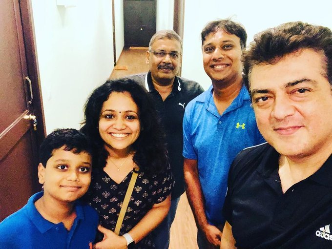 KollyUpdates's tweet photo. Latest: #Thala #Ajith looks dashing in his new look for #Valimai 👌👌
#AjithKumar with #RJSulabha family https://t.co/zOojH291C5