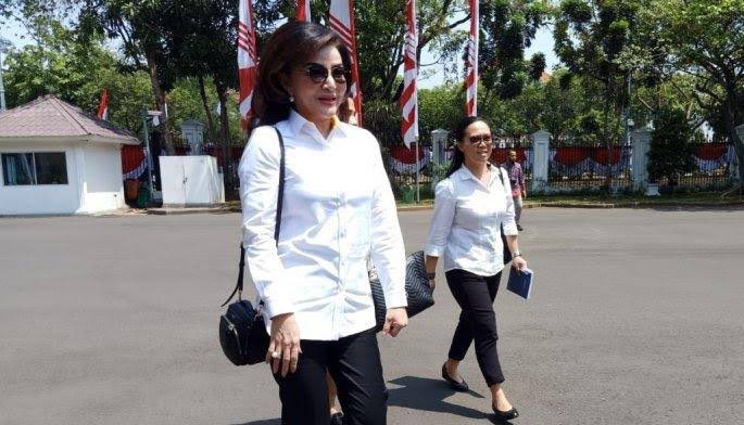 Sudah sekitar 4 jam Ibu Tetty Paruntu masih juga belum keluar dari istana. Menurut cerita, istana peninggalan Belanda tersebut konon memang angker. “Dulu seinget ane malahan ada nyang sampe 32 taun noh kaga keluar keluar dari dalem situ..” ujar Rojak, 76, warga sekitar.