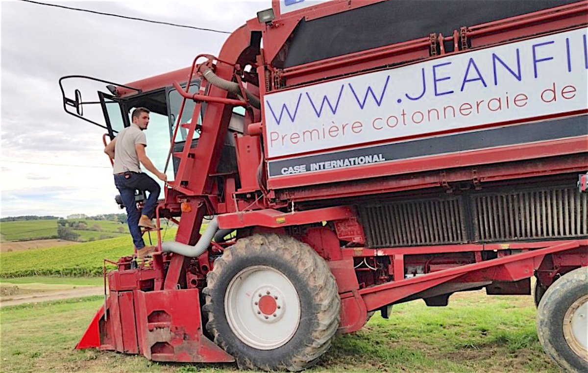 PresseLib's tweet image. ☁️☁️ [#Agriculture]
@JeanFil4, la récolte inédite de #Coton français
A Montréal-du-Gers, la première cotonneraie de l’Hexagone relève un sacré défi, à l’initiative de Yohan-Charles de Wit et ses beaux-frères Médéric et Samuel Cardeillac.#MadeInFrance
➡️ bit.ly/31zuX1E