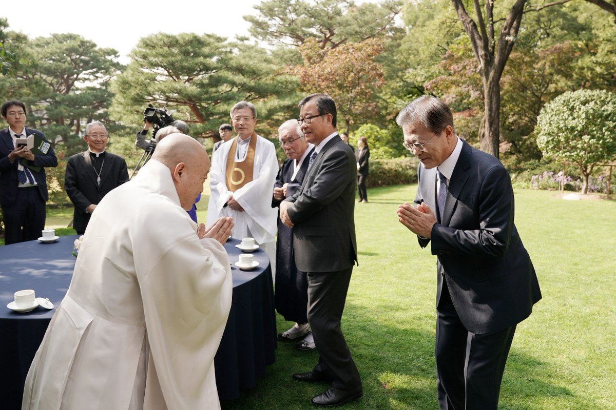 공정에 대한 국민의 요구는 불법적 반칙⋅특권뿐 아니라 합법적 제도 속 불공정까지 해소해 달라는 것이었습니다.
우리 국민통합과 화합을 위해 저와 우리 정치 모두 많은 노력을 해야겠지만, 역시 종교 지도자들께서 더 큰역할을 해주셔야겠다는 말씀을 꼭 드리고 싶습니다. 
bit.ly/2BrL2fm