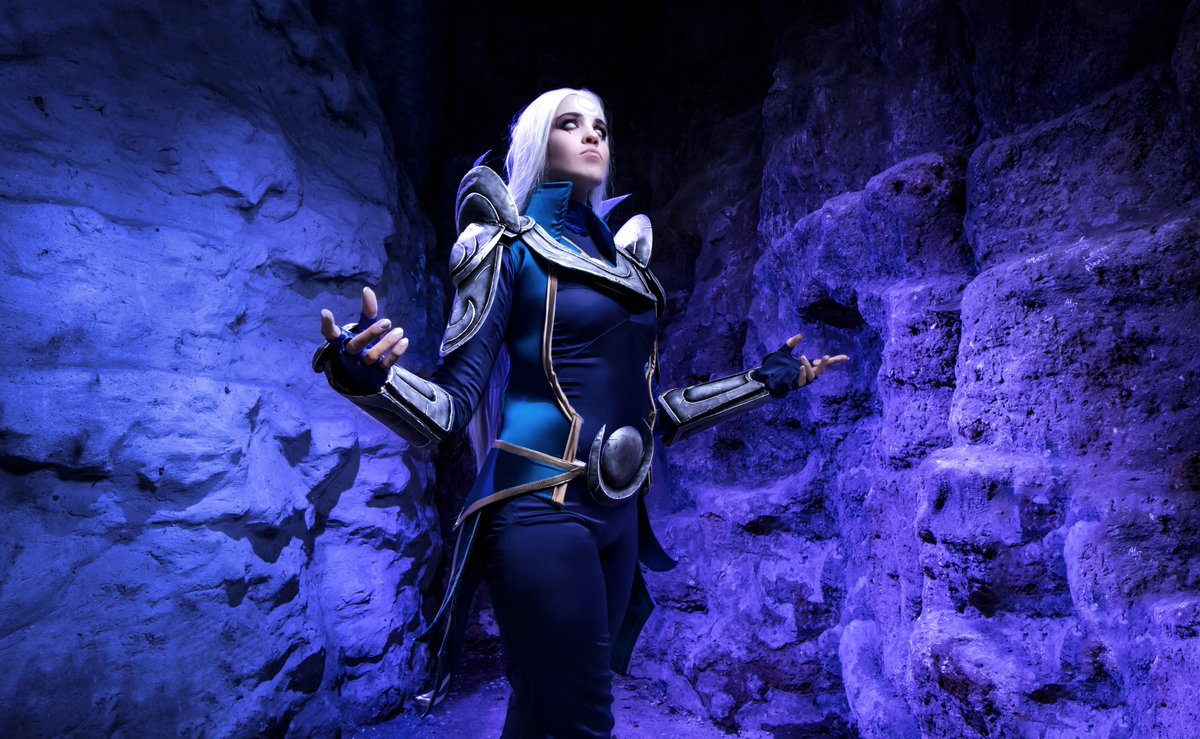 Ynotece's tweet photo. Vous l'avez peut-être vu ou revu hier dans la vidéo de @LoL_France : mon cosplay de Diana ! 
Je suis heureuse de voir à chaque Service Après Gank la faucille en déco 😍😁
Quels personnages de LoL voudriez-vous me voir incarner à l'avenir ? 🙂👀 https://t.co/0sL8A8hKVj