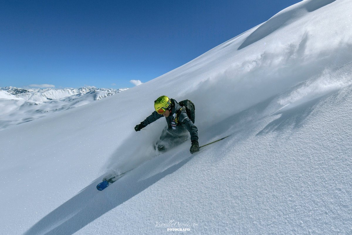 BE YOURSELF. SKI OUTSIDE THE BOX.
°
Hai pensato di vivere il mondo della neve a 360 gradi? Da oggi, con il nostro nuovo pacchetto di lezioni SKI FREEDOM, potrai avventurarti nei mondi di freestyle e freeride in totale sicurezza.