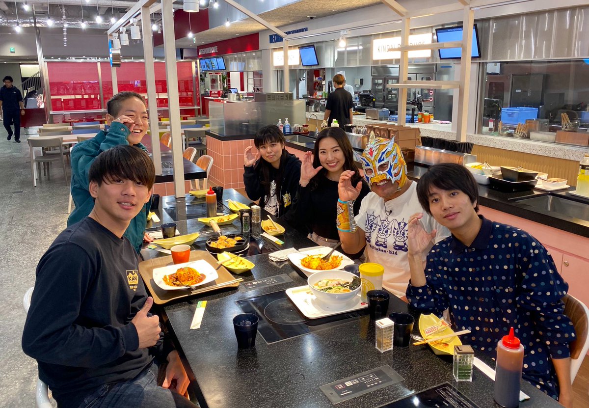 近畿大学 A Twitteren 学生さんとたこ焼き焼いたり 次世代型食堂をお楽しみいただきました ビリーケン キッド様の今後のご活躍に 今日のプロテインが効きますことを ムキムキーーーーー