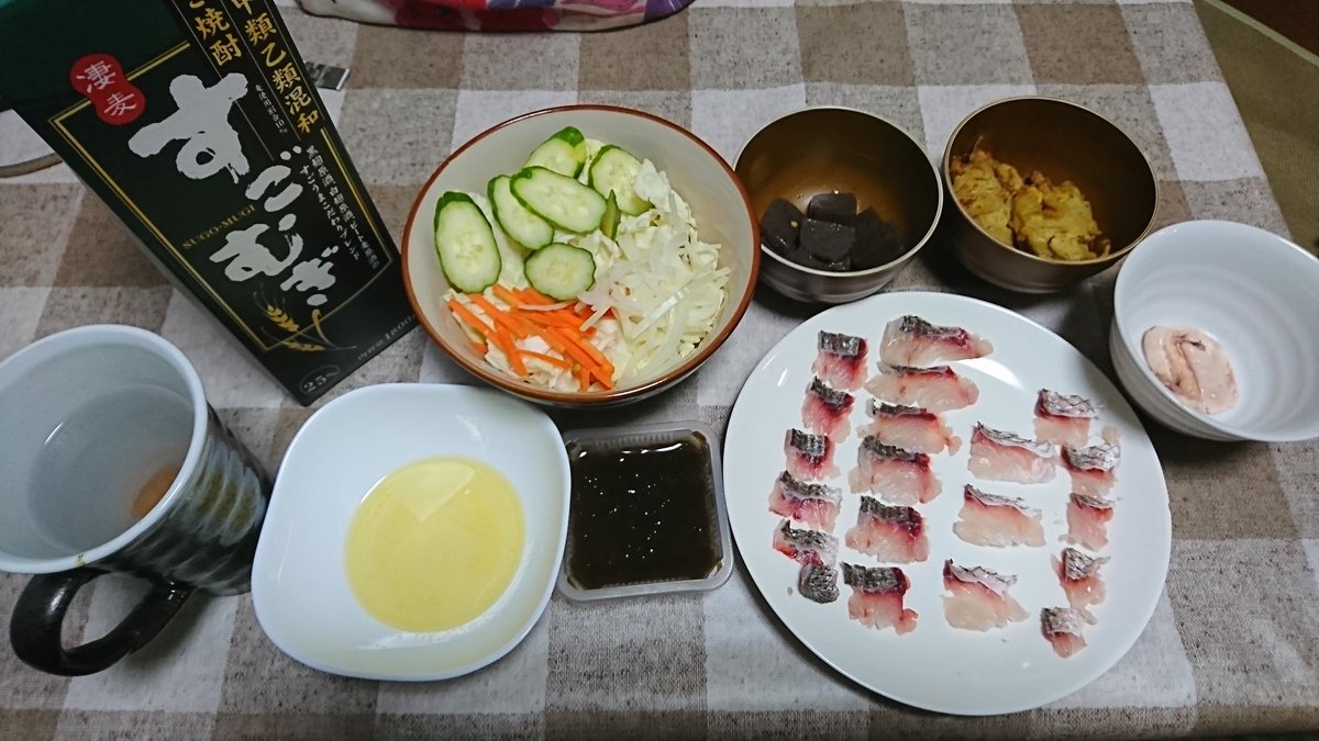 しゅー 家飲み キビレの刺身 キビレの白子 もやしのかき揚げ こんにゃくの甘辛煮 サラダ 塩にんにくタレつき 3日続けてキビレの刺身 明日も キビレの刺身の予定です 笑 1日仕事しただけで また休みになるって なんか 変な感じです
