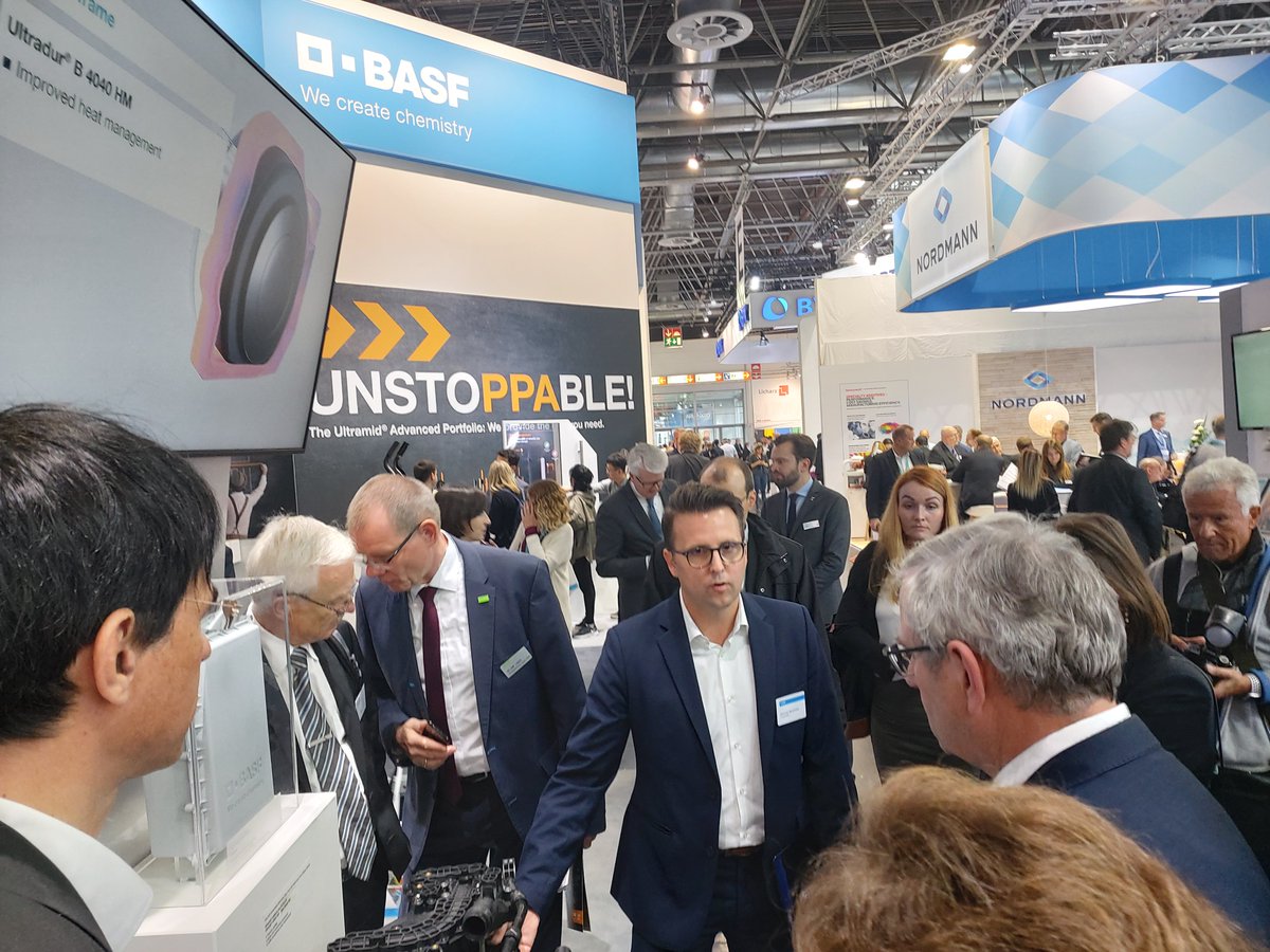 WFBBrandenburg's tweet photo. Der Auftakt des 5.Mitteldeutschen Abends zur #K_tradefair am Stand der #BASF war ein voller Erfolg. Viele interessierte Gäste und für #Brandenburg dabei das #ClusterKuChe. https://t.co/9wPfsp7oOh