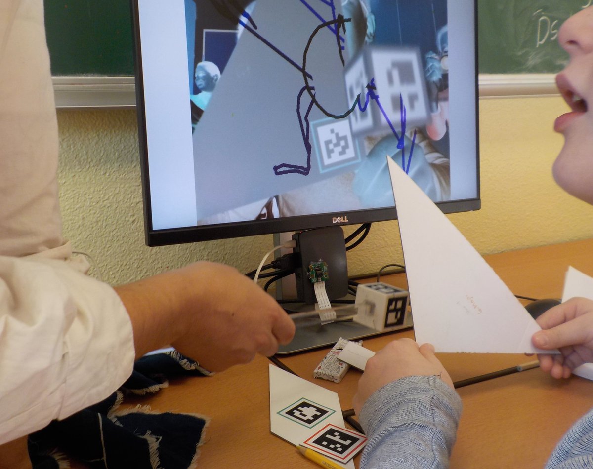 SocialPlayTech's tweet photo. back to the lab again with real-time editing and painting - tag! you're it!

#apriltags #socialplay #designworkshop #kidsdesign https://t.co/hf8LKTDpZM