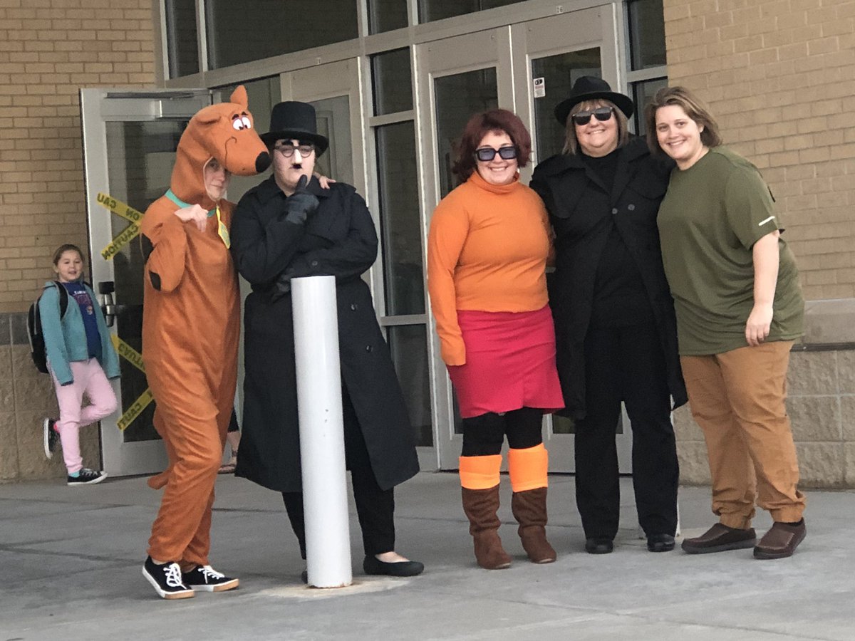 KellyBolin29's tweet photo. Zoinks! It’s Scooby Dooby Doooooo, Shaggy and gang welcoming students @TimBulldogs today. #WhatWillTheyThinkOfNext?#EmporiaProud https://t.co/7xWewWrPA0